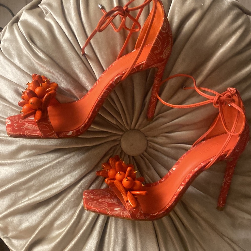 🎀 Schutz embellished Sandals Super Cute! Size 6.5 Used once EUC - Picture 9 of 9